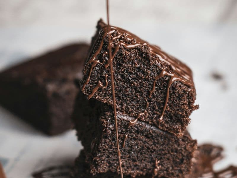 Torre de brownies de chocolate con salsa de chocolate cayendo encima