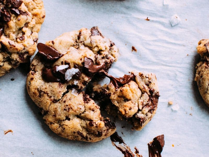 Galletas con trozos de chocolate y sal de mar recién salidas del horno